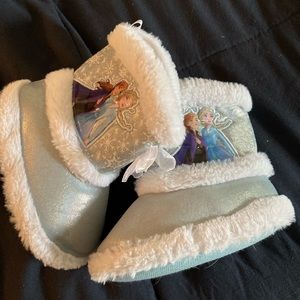Girl’s Frozen slipper boots